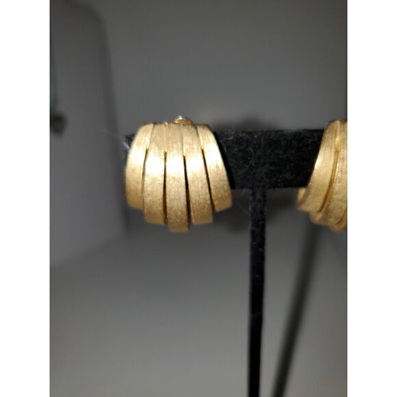 Gold Tone Chunky Earrings Vintage Hong Kong Clip On Back Costume Jewelry - Picture 3 of 11